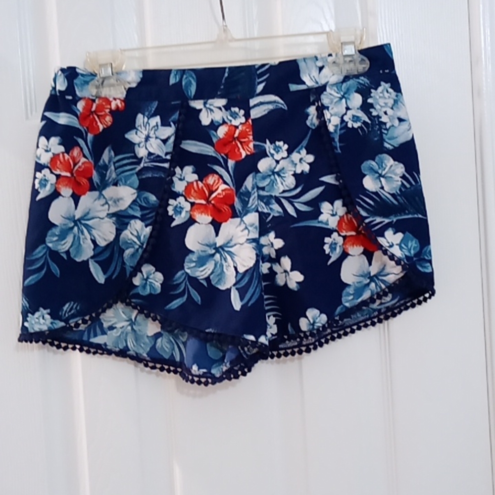 Jessica Simpson Hawaiian shorts
